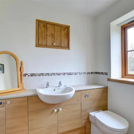 2 Bed In Whitby Oc-Wa024 *